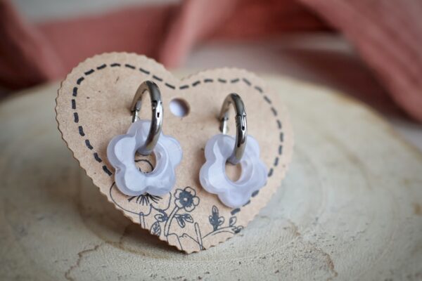 Anneaux d'oreilles Fleurs grises
