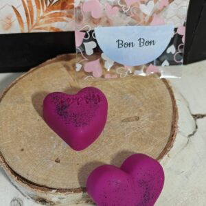 Fondants parfumés "Bon Bon" Déposez votre fondant dans la partie haute du brûleur, allumez la bougie chauffe plat et laissez vous envouter par le parfum qui se diffusera dans votre pièce. Lorsque le parfum ne diffuse plus, enlever le fondant avec une cuillère et laver le contant puis en remettre un nouveau Cire de colza:  100% naturelle, sans OGM, sans cruauté animale, végan Parfum de Grasse: sans cruauté animale, végan