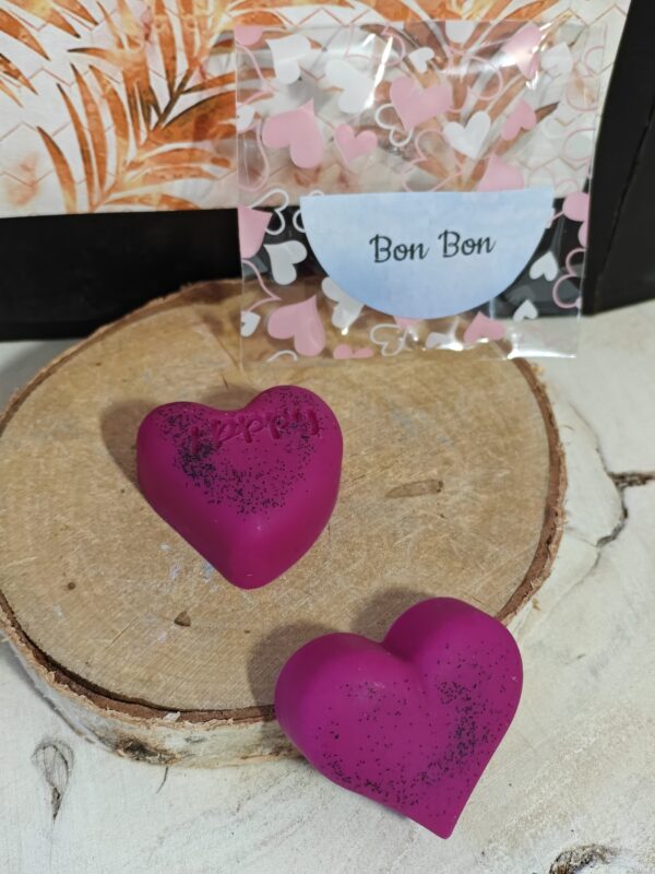 Fondants parfumés "Bon Bon" Déposez votre fondant dans la partie haute du brûleur, allumez la bougie chauffe plat et laissez vous envouter par le parfum qui se diffusera dans votre pièce. Lorsque le parfum ne diffuse plus, enlever le fondant avec une cuillère et laver le contant puis en remettre un nouveau Cire de colza:  100% naturelle, sans OGM, sans cruauté animale, végan Parfum de Grasse: sans cruauté animale, végan